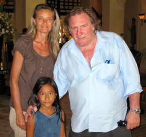 Remise d'un chèque d'AEC par Gérard Depardieu à Sandra et Clara